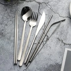 House Of Husk Reisbestek - Reis Bestekset - Chopsticks - Metalen Rietjes Met Borstel - Lepel - Vaatwasserbestendig - RVS - 7 Delig - Zilver -Campingaz winkel 1200x1200 711