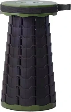 Kampeerkruk - Uitschuifbare Kruk - Military / Groen - Tot 120 Kg - Travel Stool - INCLUSIEF OPBERGZAK - Opvouwbare Campingkruk - Inklapbaar Krukje - Telescopische Kruk - Camping - Outdoor -Campingaz winkel 770x1200 1